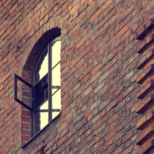 Oude bakstenen muur met raam — Stockfoto