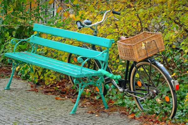 Bicicleta con una cesta de mimbre en el maletero — Foto de Stock