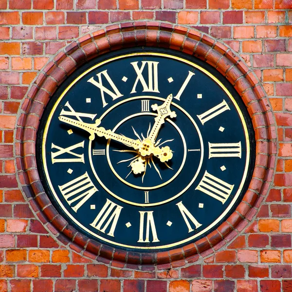 Reloj en una torre municipal — Foto de Stock