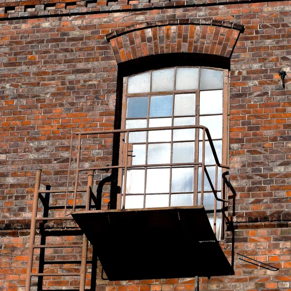 Porta de vidro e escada de incêndio — Fotografia de Stock