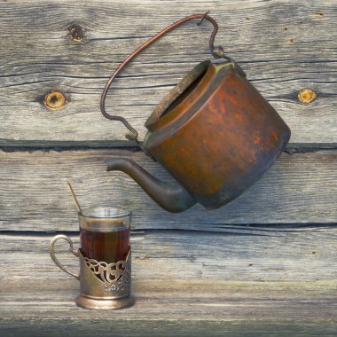Eski bakır çaydanlık ve bardak çay