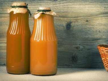 İki cam şişe suyu ile