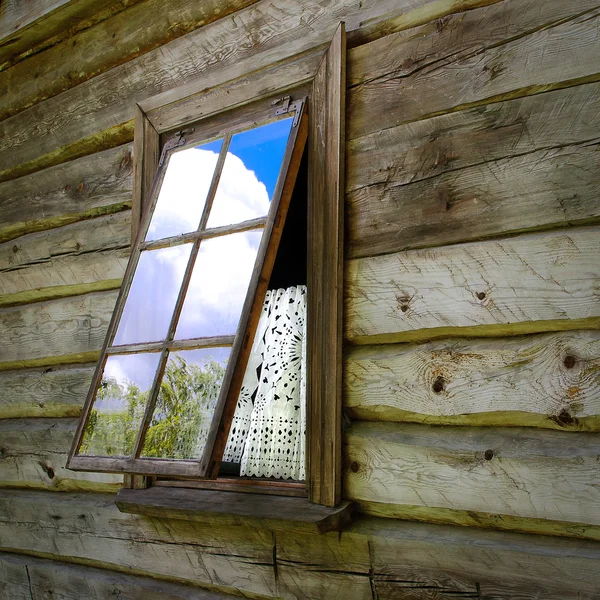 Open venster in het huis — Stockfoto