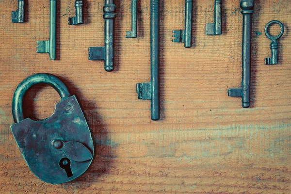 Old lock and keys — Stock Photo, Image