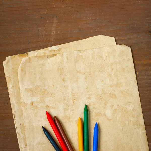 Papel viejo y lápices de colores —  Fotos de Stock