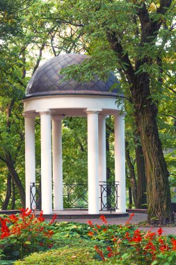 Şehir Parkı içinde beyaz çardak