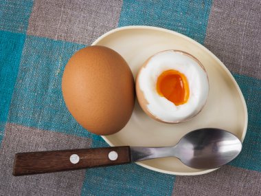 iki haşlanmış yumurta