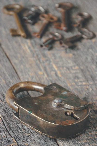 Old padlock and keys — Stock Photo, Image