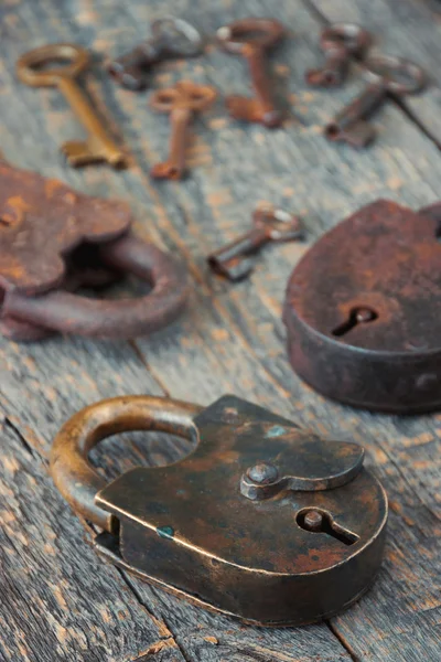 Die alten Schlösser mit Schlüsseln — Stockfoto