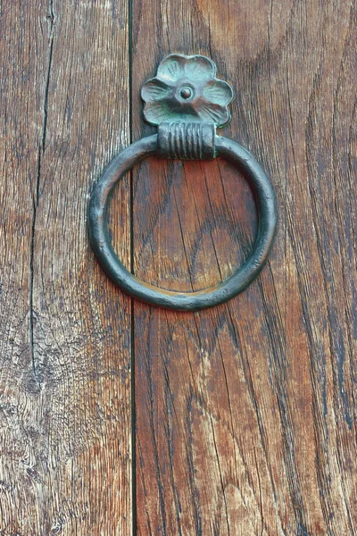 The metal ring on a wooden door — Stock Photo, Image