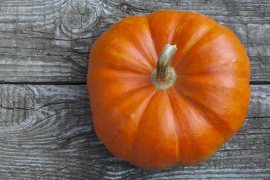 ahşap bir masa üzerinde olgunlaşmış kabak