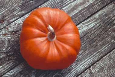 ahşap bir masa üzerinde olgunlaşmış kabak