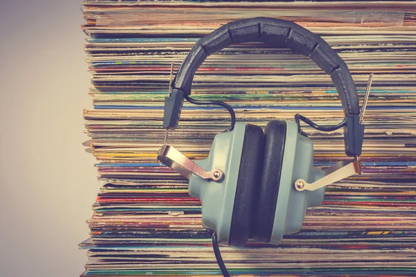 Audiophile kulaklık ve eski vinil kayıtlar yığını