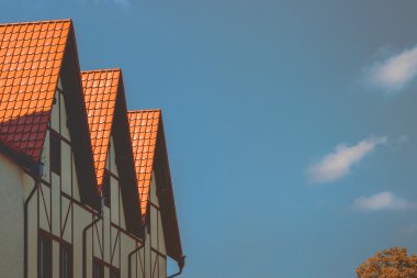 Sonbahar gökyüzü arka plan üzerinde yarı ahşap ev
