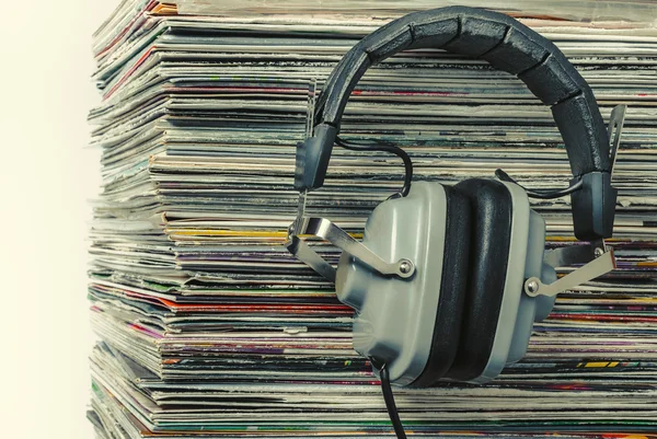 Auriculares y viejos discos de vinilo —  Fotos de Stock