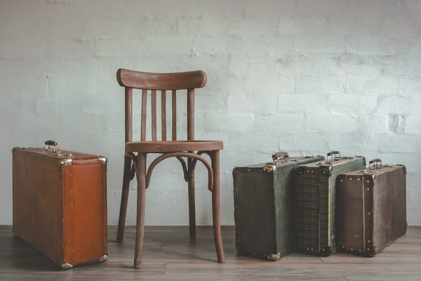 Régi bőrönd és egy fából készült szék — Stock Fotó