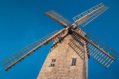 Odasındaki eski bir radyo