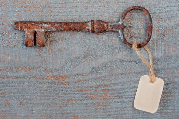 Eski anahtar ile bir kağıt etiket — Stok fotoğraf