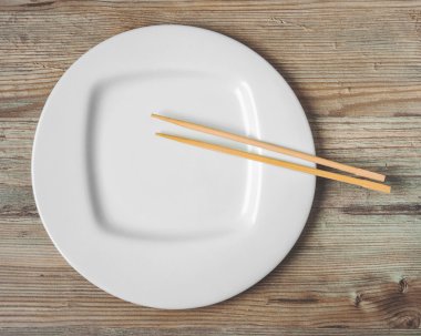 Beyaz plaka ve chopsticks suşi için