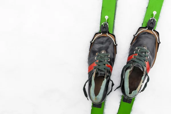 eski ahşap kayaklar