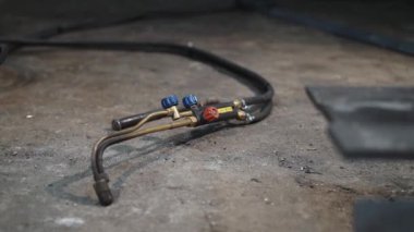 El feneri, metal atölyesinin zemininde.