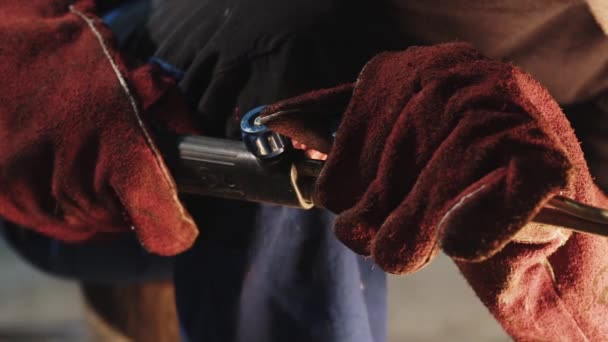 Mans mãos em luvas de proteção vermelhas corta um aço com uma tocha de corte de mão — Vídeo de Stock