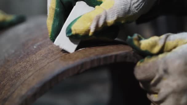 Close-up of hands drawing with chalk on a pipe for cutting by gas cutting torch — Stok Video