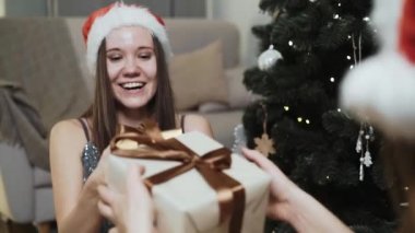 Mutlu sürpriz kadın Noel arifesinde en iyi arkadaşından Noel hediyesi alıyor.