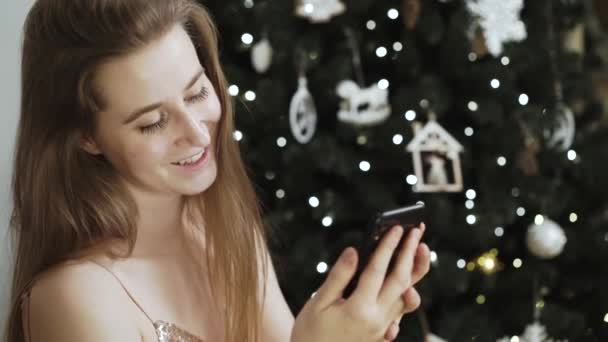 Portrait of young beautiful blonde woman receiving message on phone and smiling — Stock Video