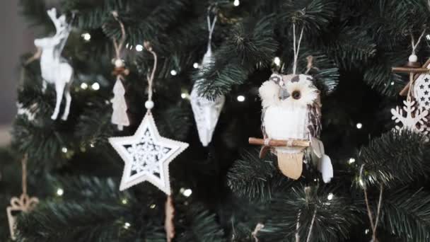 Primer plano de la decoración de Navidad de plata en un árbol de Navidad — Vídeos de Stock