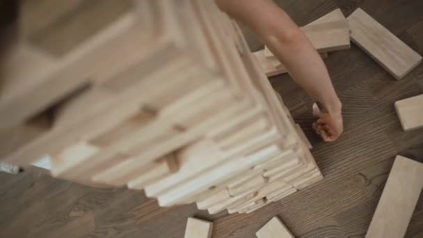 男人玩木制方块塔板游戏来练习策略技巧 — 图库视频影像