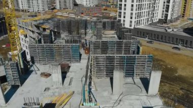 El işçilerinin en üst görünümü ve yaz mevsiminde şantiyede inşa edilen yapı