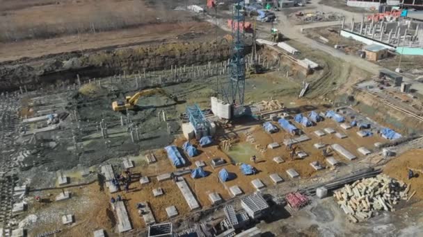 Вид с воздуха на процесс строительства дома на строительной площадке в солнечный день — стоковое видео