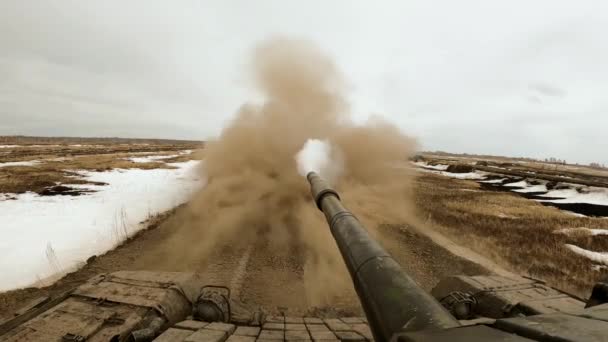 Militaire tank scheuten uit een kanon, biathlon vindt plaats in het veld in de winter — Stockvideo