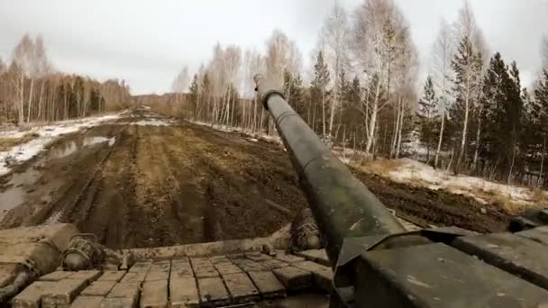Tanque militar paseos en el bosque a través del barro, biatlón tanque — Vídeos de Stock