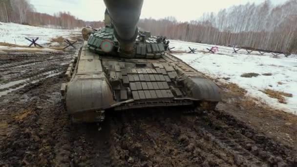 Vojenský tank projíždí v lese bahnem, tankový biatlon — Stock video