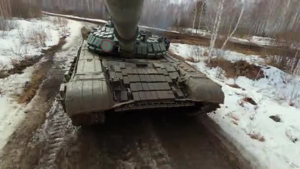 Balades de chars militaires dans la forêt à travers la boue, biathlon de chars — Video