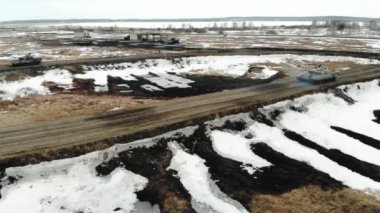 Bir askeri tank eğitim sahasında duruyor, tank biatlonu. Hava görünümü