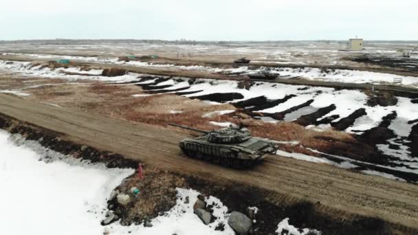 Un tanque militar está en un campo de entrenamiento, biatlón tanque. Vista aérea — Vídeos de Stock