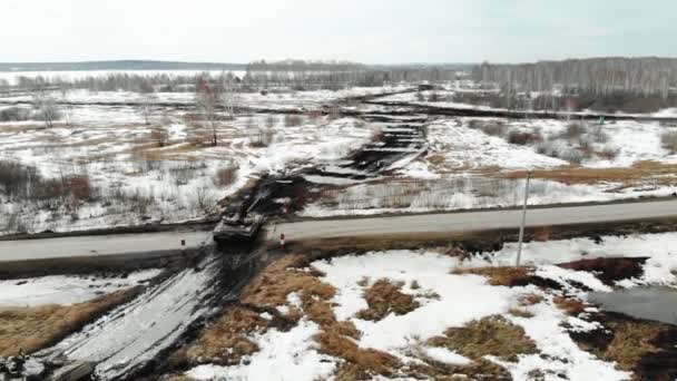 Tanks gaan off-road, militaire oefeningen worden gehouden, op biatlon, Luchtfoto — Stockvideo