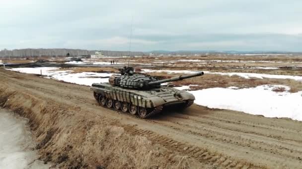 A katonai tank visszahajt, és felveszi a pozíciót a lövéshez. Légi felvétel — Stock videók