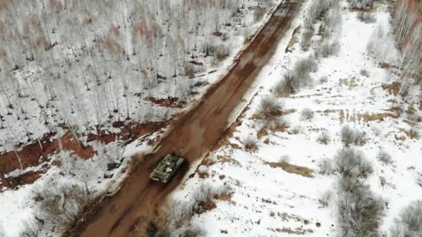 Tanks gaan off-road, militaire oefeningen worden gehouden, op biatlon, Luchtfoto — Stockvideo