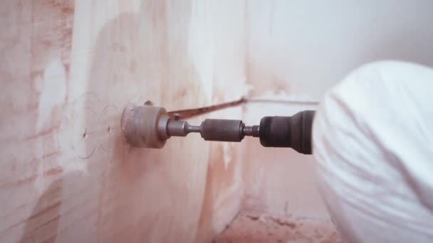 Close-up van het boren van een gat in de muur voor het stopcontact. Hoge kwaliteit 4k beeldmateriaal — Stockvideo