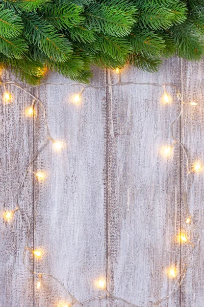 Ahşap bir arka planda Noel çelengi ve Noel ağacı