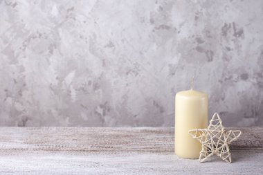 Vanilya mumu maketi, ahşap masada rattan yıldız, Noel kartı.