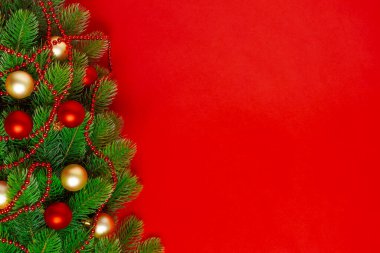 Noel ağacı dalları kırmızı ve altın toplarla dolu tebrik kartı, zengin bir arkaplanda boncuk çelengi, taklit et