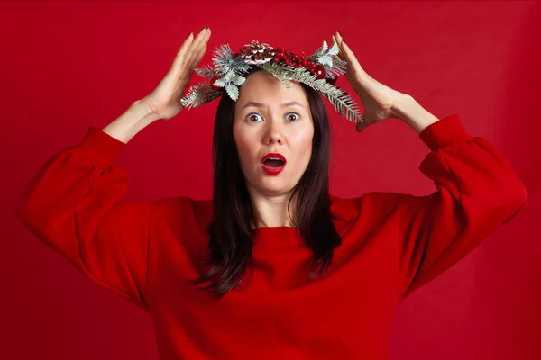 크리스마스 때 손을 잡고 빨간 배경으로 머리를 흔들며 걱정하고 흥분 한 젊은 아시아 여성의 근접촬영 사진 — 스톡 사진