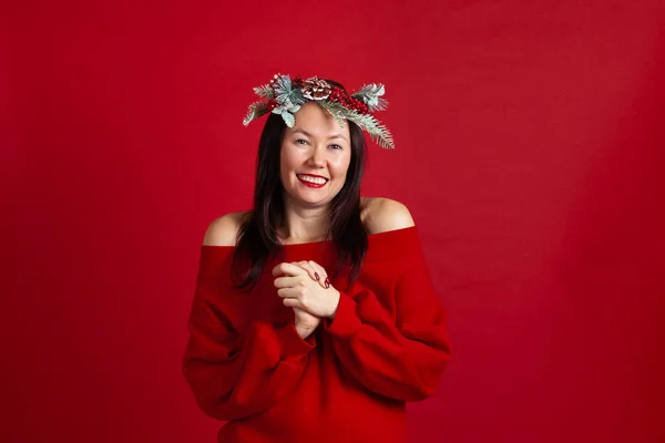 빨간 배경에, 쇼핑이나 선물을 좋아하여 웃고 있는 한 젊은 아시아 여자의 행복 한 사진 — 스톡 사진
