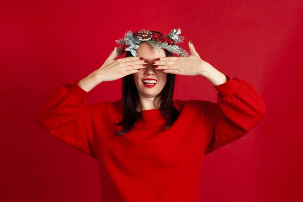 Retrato de cerca de mujer joven asiática sorprendida y emocionada en corona que cubre sus ojos con las manos, sobre un fondo rojo —  Fotos de Stock