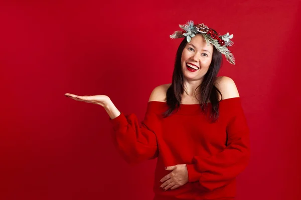 빨간 배경 위에뭘올려 놓을 수있는 손바닥을 얹고 행복하게 웃고 있는 아시아젊은 여자를 비웃으세요. — 스톡 사진
